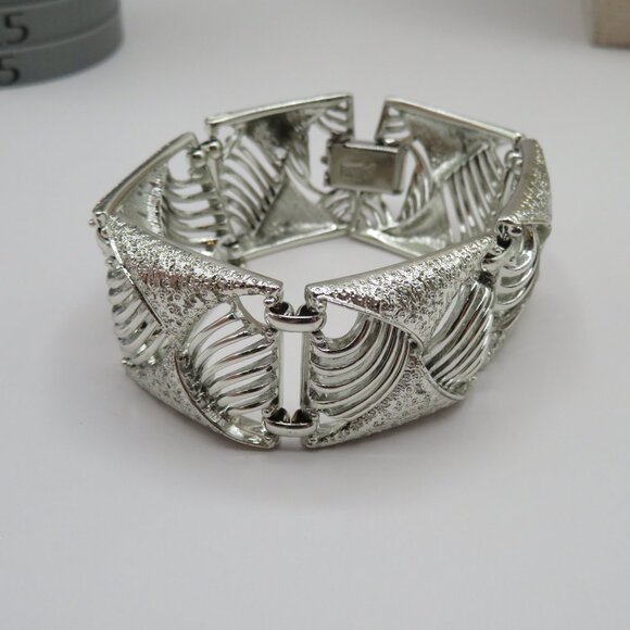 Coro Pegasus Vintage Open Work Textured Silver Tone Bracelet - Picture 2 of 10